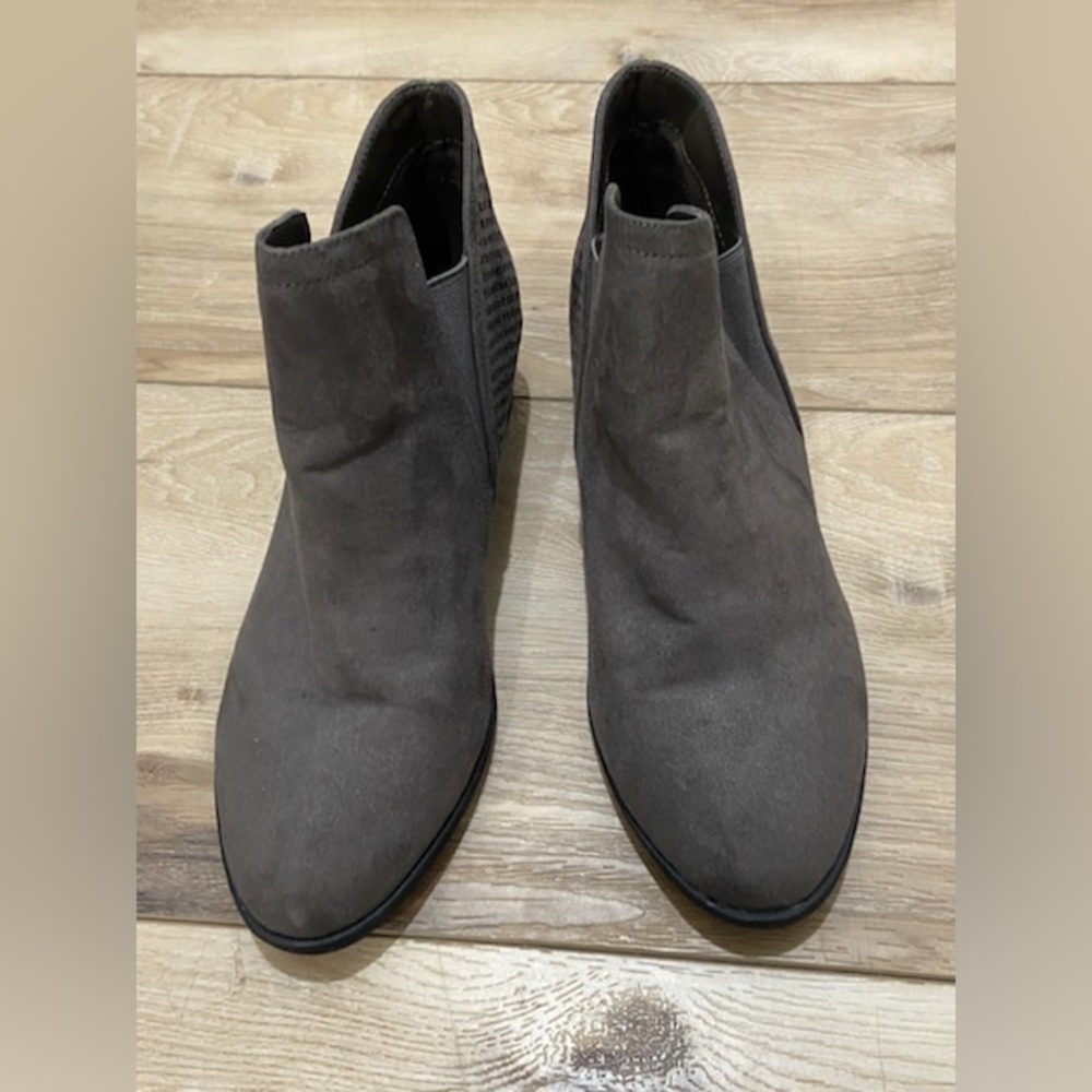 NWOT MIA grey ankle boot with small flaw - Picture 6 of 8